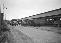 803493 Gezicht op de loods van Van Gend & Loos te Nijmegen.